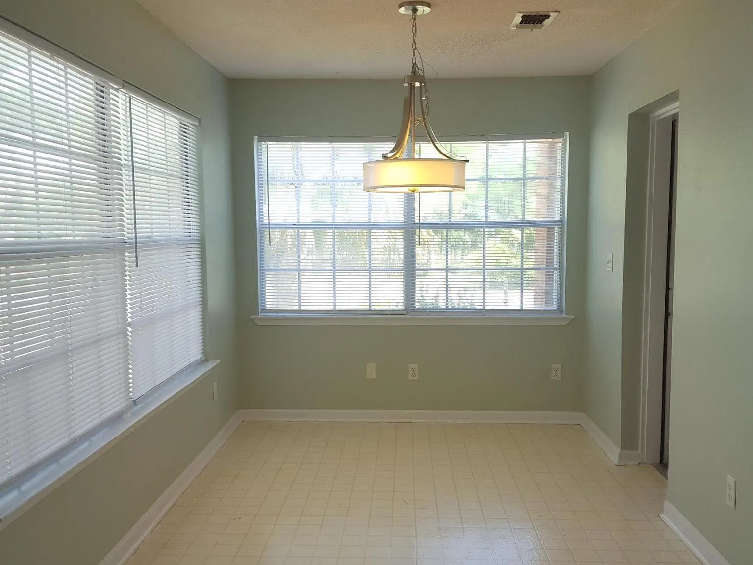 4 bed, 1470 sqft, $2,100 — Photo 4