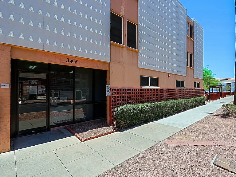 Ambassador West Apartments — Photo 14