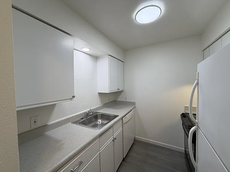 1119 W 11th Ave #7 — Photo 9