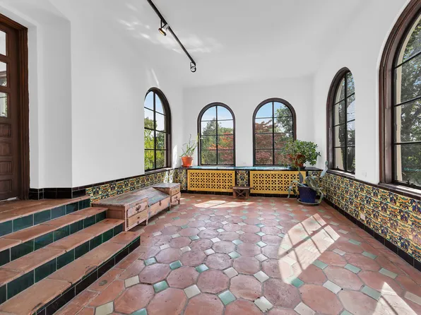 4621 Waldo Avenue image 8 of 18