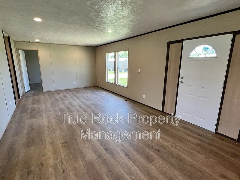 4 bed, 2.0 bath, $1,350 — Photo 2