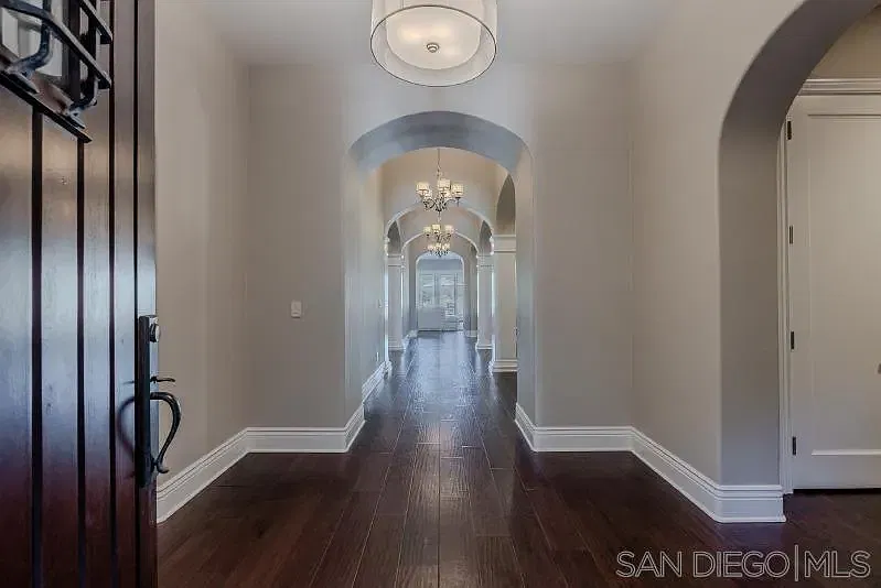 4 bed, 4.5 bath, 4433 sqft, $16,900 — Photo 2
