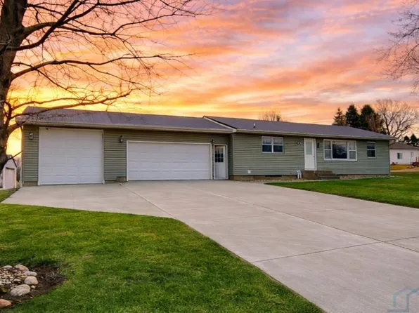 605 N 1st St, Doon, IA 51235