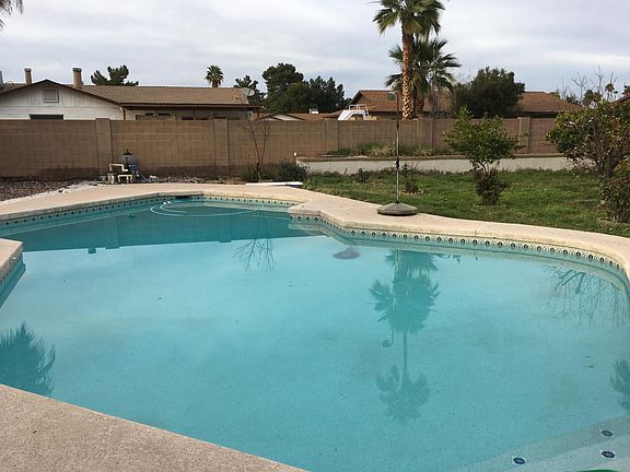 Diving pool (owner maintains) and very convenient outdoor shower - see on a picture