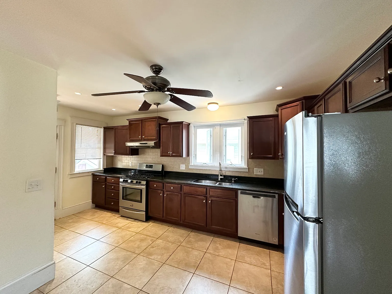 4 bed, 1800 sqft, $3,500 — Photo 2