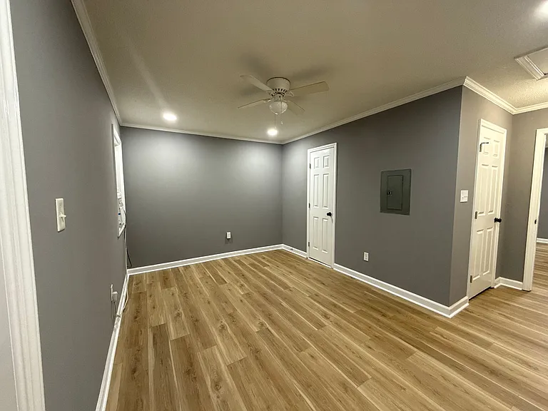 903 Pender St S — Photo 4
