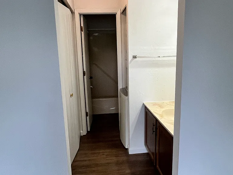 406 N Hesperia St #G — Photo 5