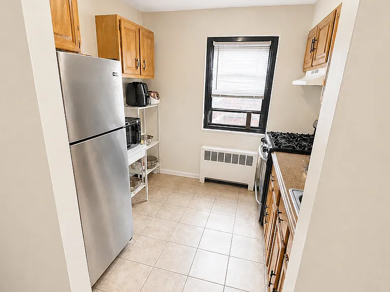 2339 Hudson Ter #E9 — Photo 8