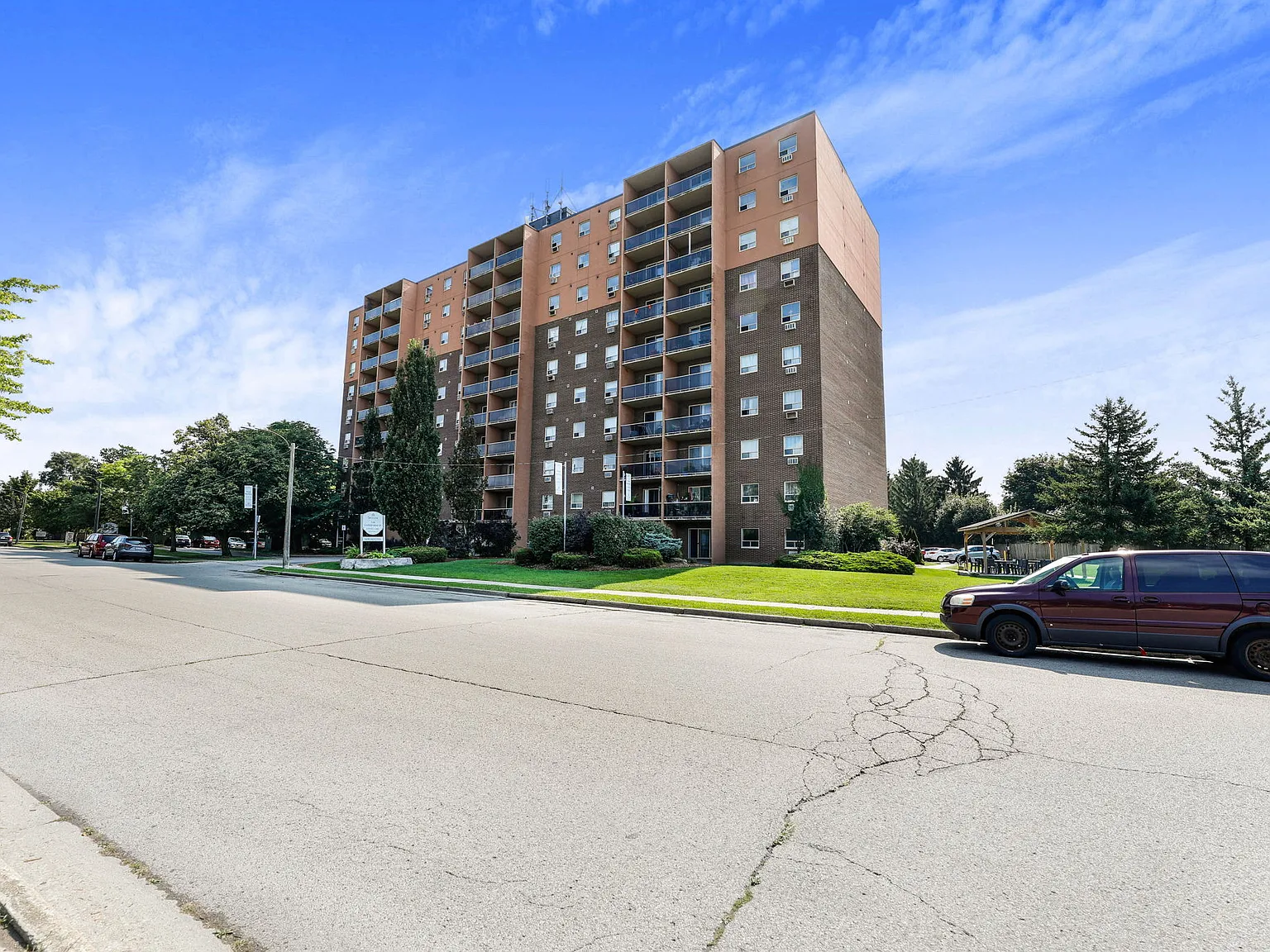 Confederation Place Apartments — Photo 3