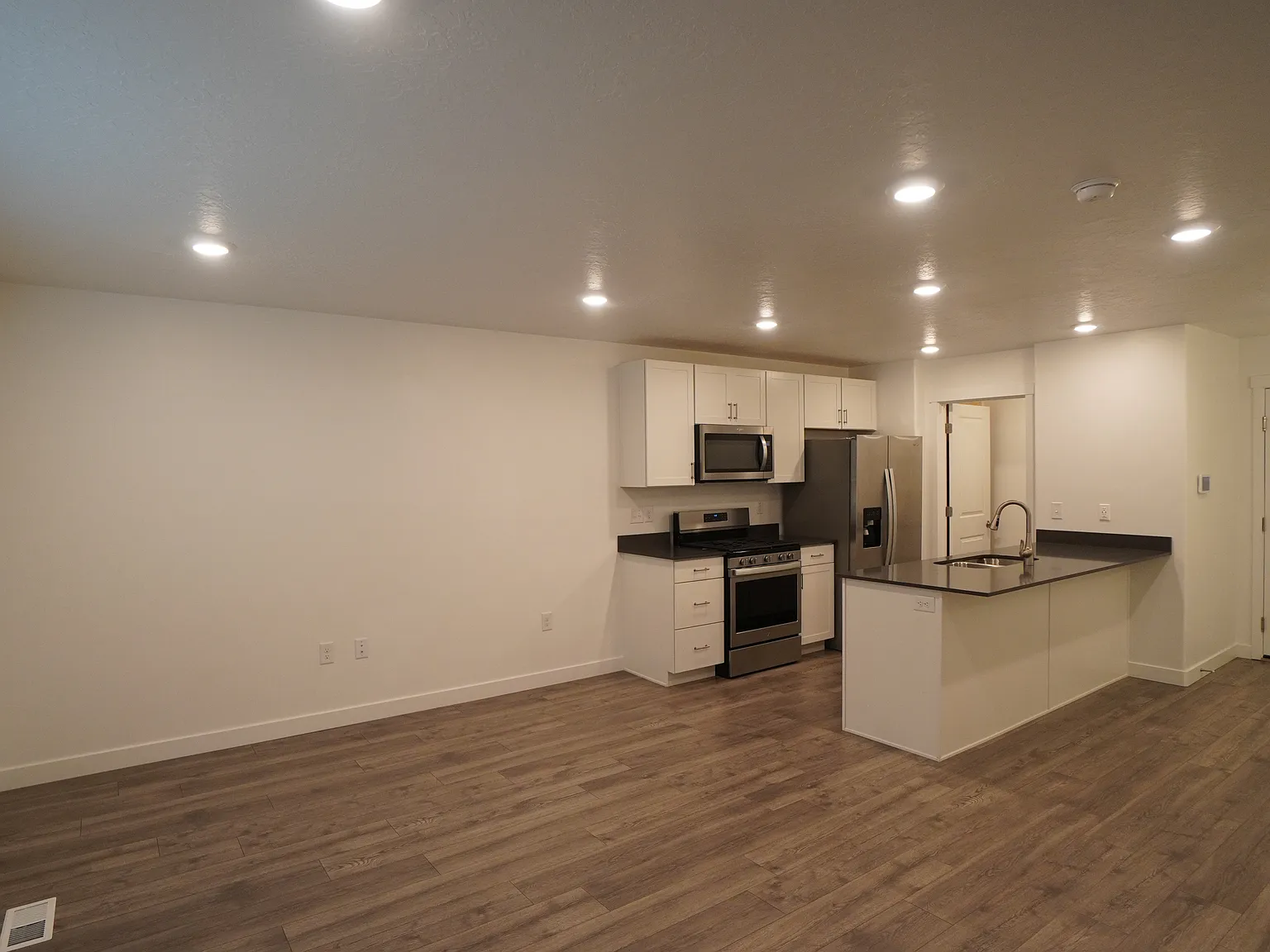 Modern Townhome in Layton - 942 E Thunderbolt Ct. — Photo 3