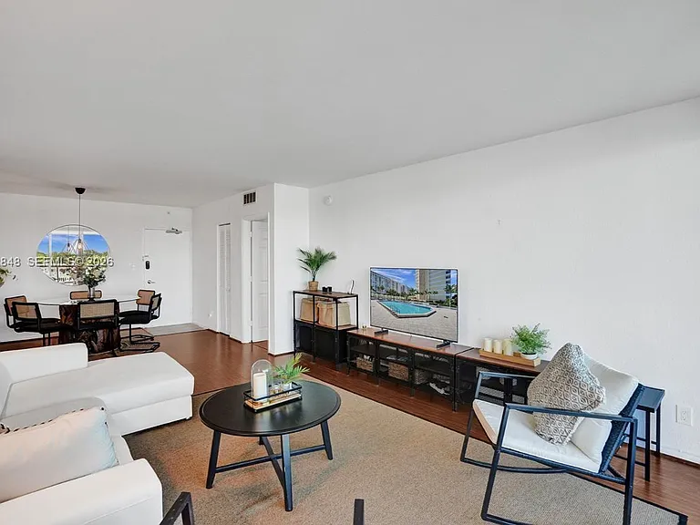 5600 Collins Ave #5R — Photo 8