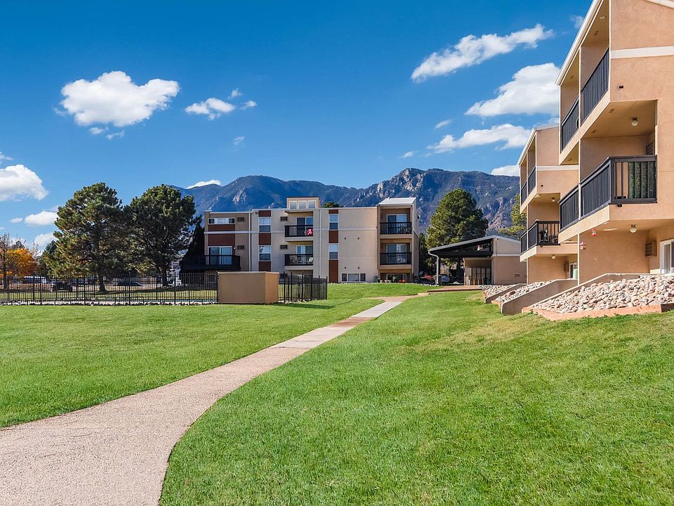 Lush Green Courtyard With Walking Paths at Broadmoor Springs, Colorado
