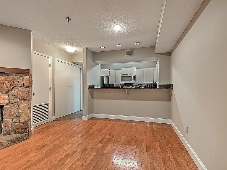 109 Beechnut St #4 — Photo 10