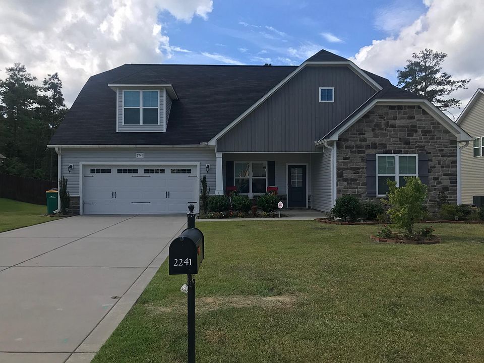 Single Family Residence w/Two Car Garage
