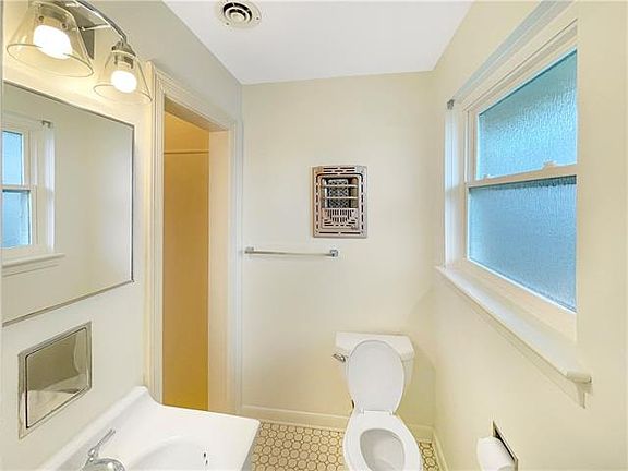 4th image of 1015 Homestead Ave