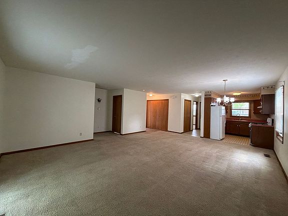 4th image of 409 E Warren St #13