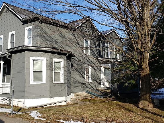 3rd image of 134 Beekman St