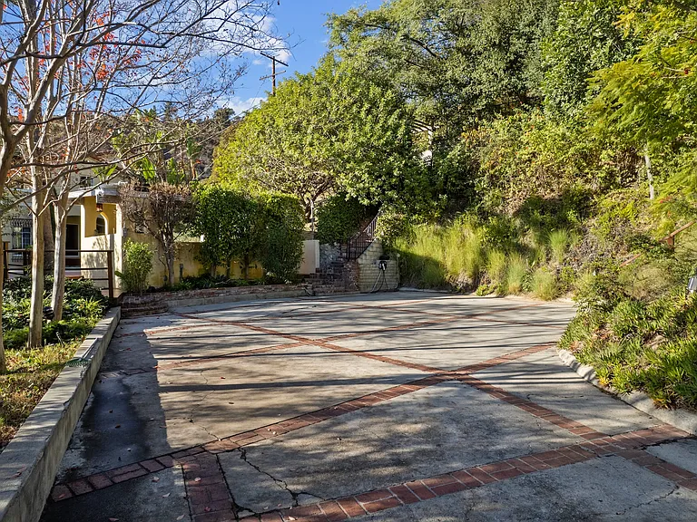 2856 Glendower Ave — Photo 47
