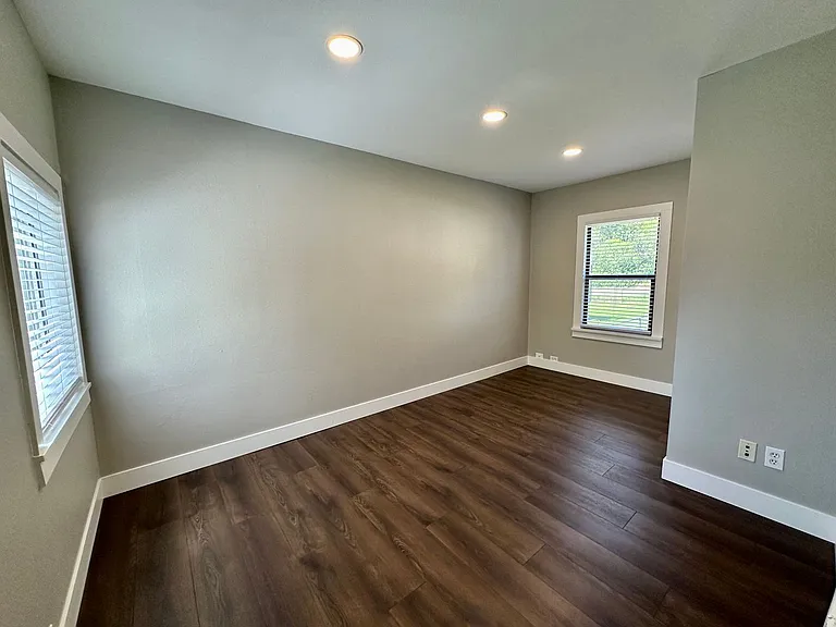 403 E 3rd St — Photo 15