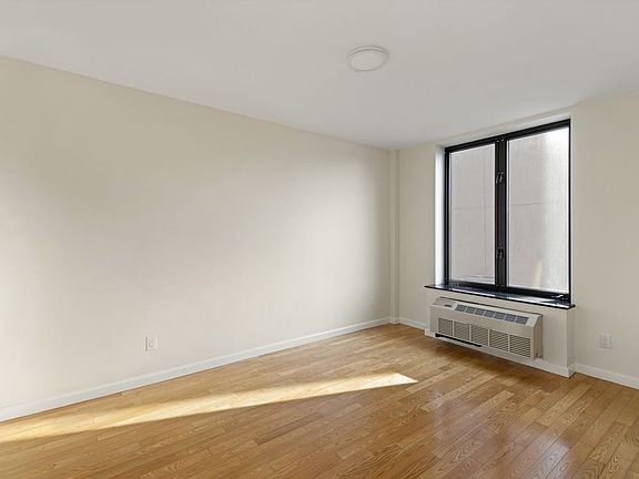 5th image of 224 Montrose Ave APT 2A