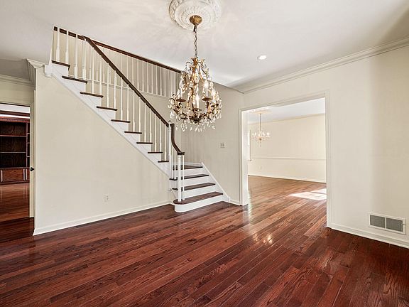 5th image of 346 N Woodmont Dr