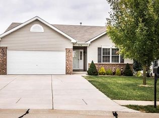 704 Lazy River Dr, Saint Paul, MO 63366