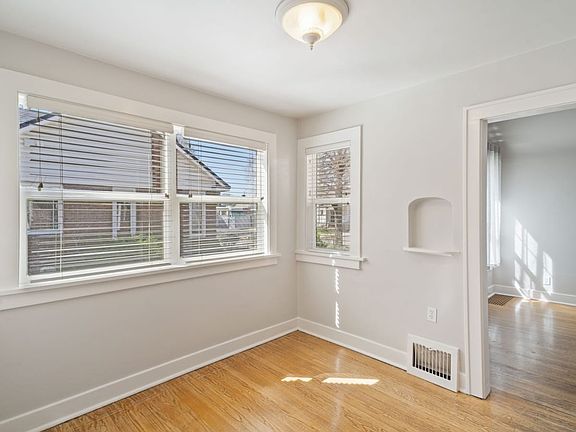 3rd image of 1391 S Green St