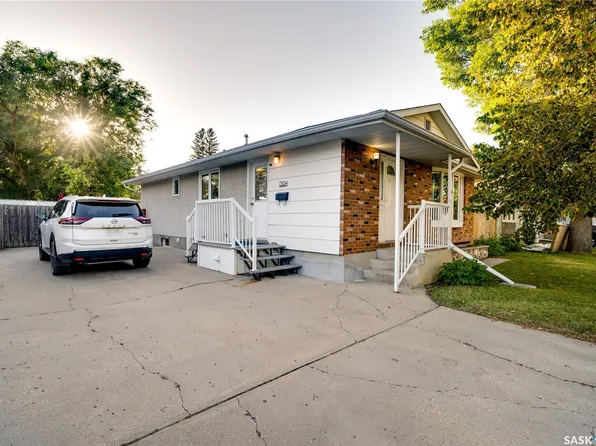 1304 Queen Crescent, Moose Jaw, SK S6H 3G4