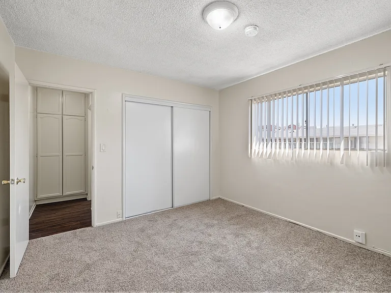 621-625 W. Hyde Park Blvd. — Photo 13