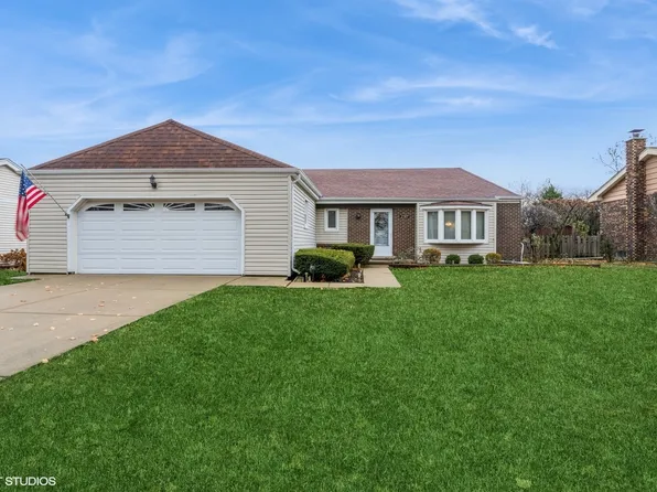2347 S Embers Ln, Arlington Heights, IL 60005