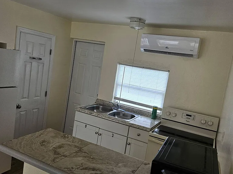 115 E Palm St #117 — Photo 10