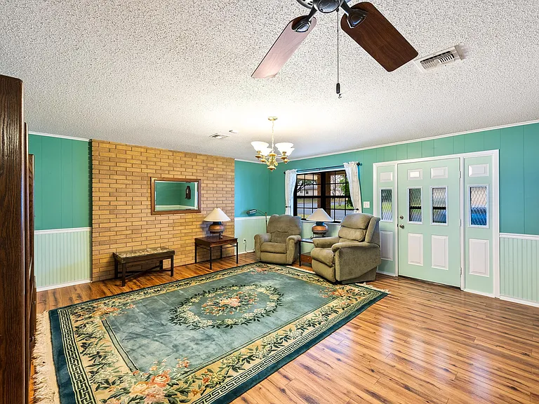 101 E Grothe St — Photo 27