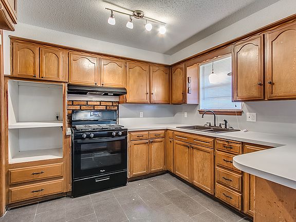 3rd image of 3201 Overland Dr