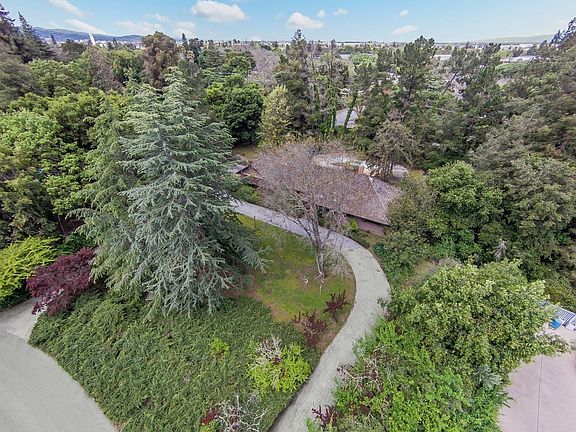 2nd image of 390 Greenoaks Dr