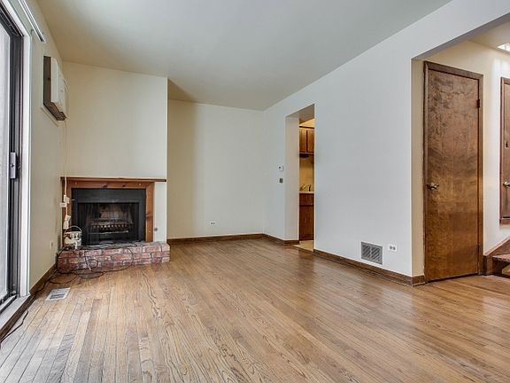 4th image of 1034 W Diversey Pkwy #B
