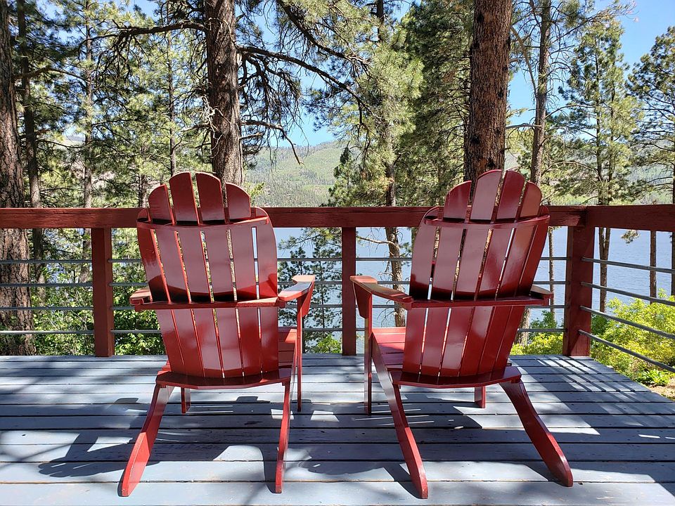 Front deck overlooks the lake.
