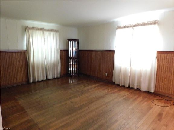 5th image of 1504 Oak Knoll Ave SE