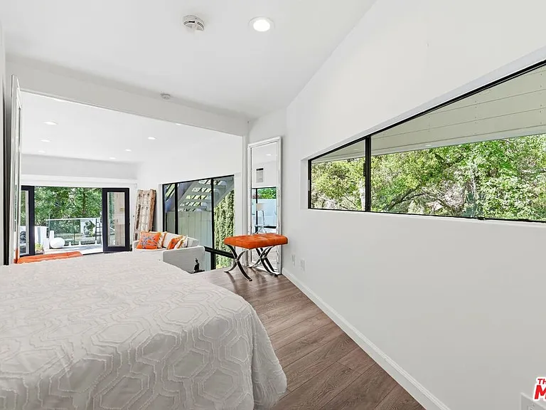 2350 Benedict Canyon Dr — Photo 47