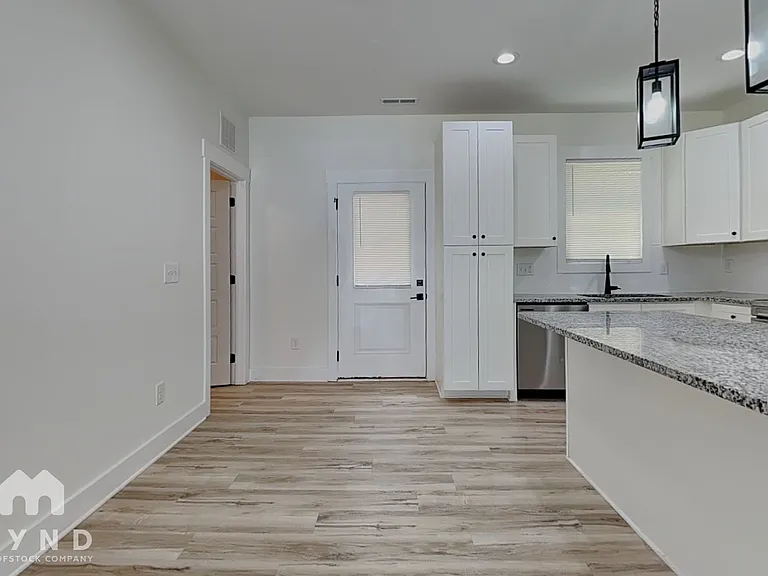 420 E Cedar Ave — Photo 8