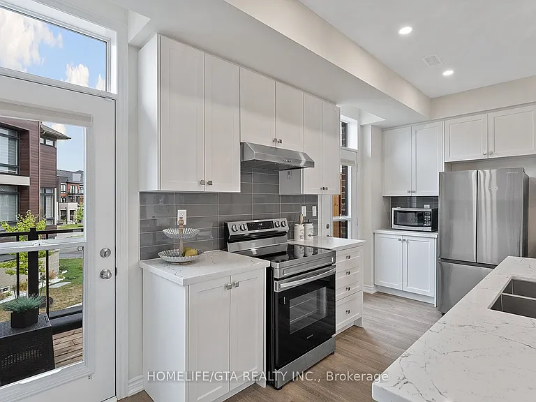 7 Holyrood Cres — Photo 28