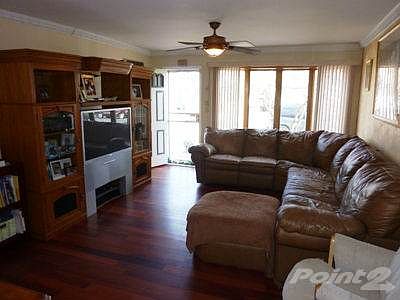 BRIGHT AND AIRY LIVING ROOM!