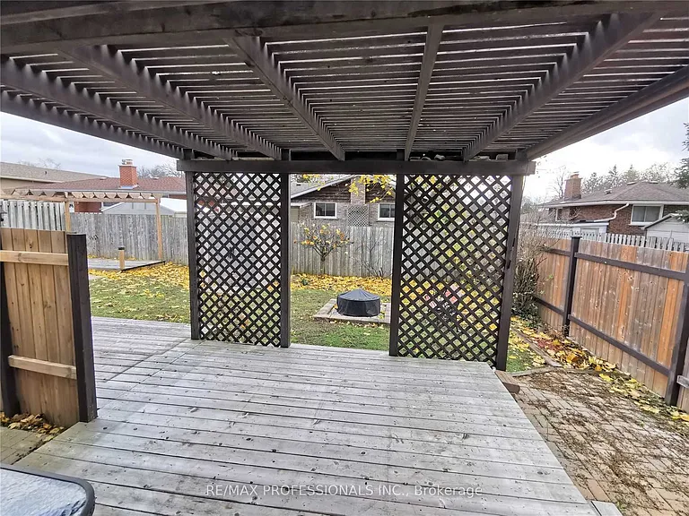 77 Roseneath Cres — Photo 12
