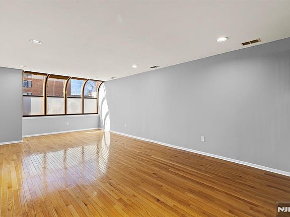 3rd image of 319 Gorge Rd APT 6
