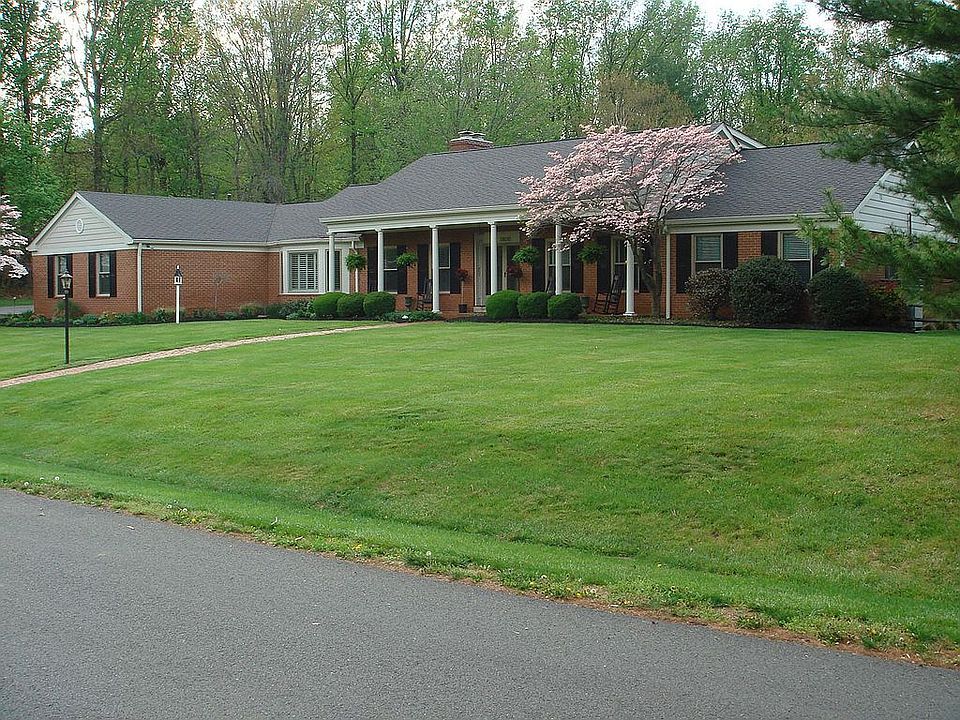 CUSTOM HOME IN GOLF CLUB COMMUNITY