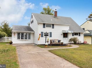 35 Holly Dr, Levittown, PA