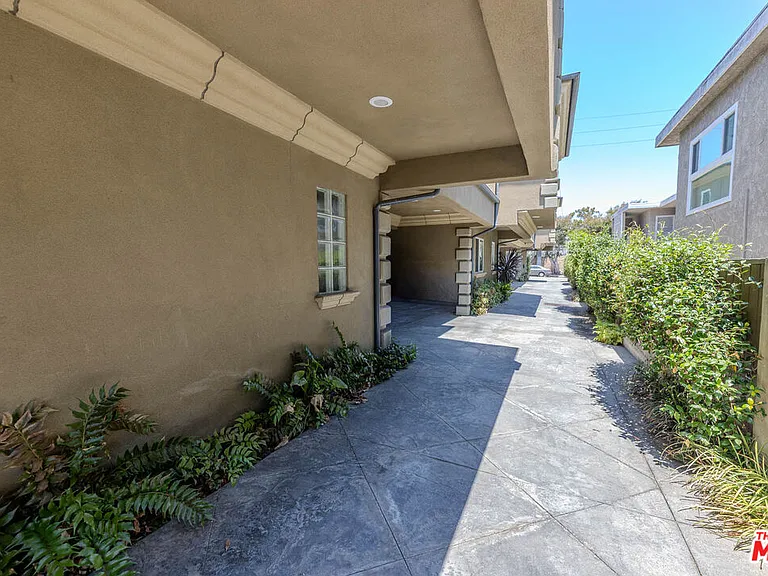 1912 Vanderbilt Ln #C — Photo 33