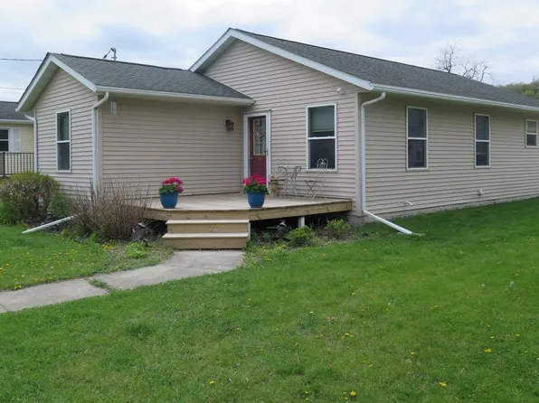 801 River St, Decorah, IA 52101