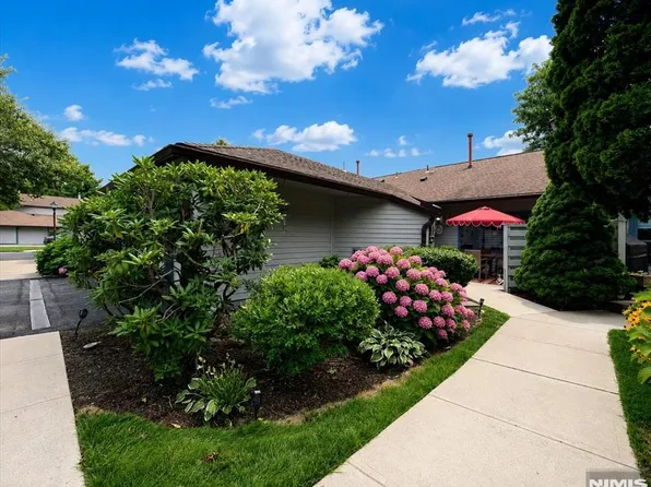 209 Wind Hollow Ct, Mahwah, NJ 07430