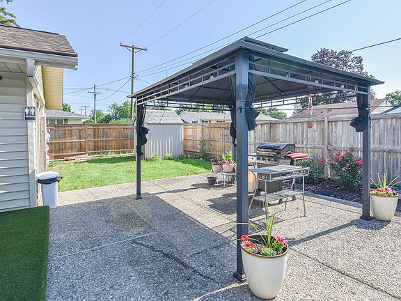5th image of 210 Maplecrest St
