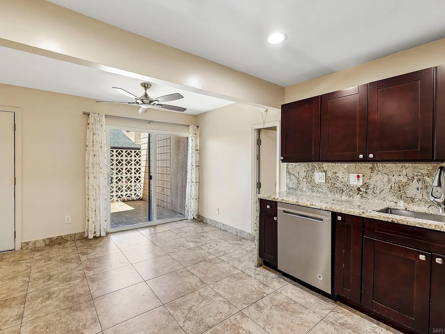 559 Oakdale Ln — Photo 2